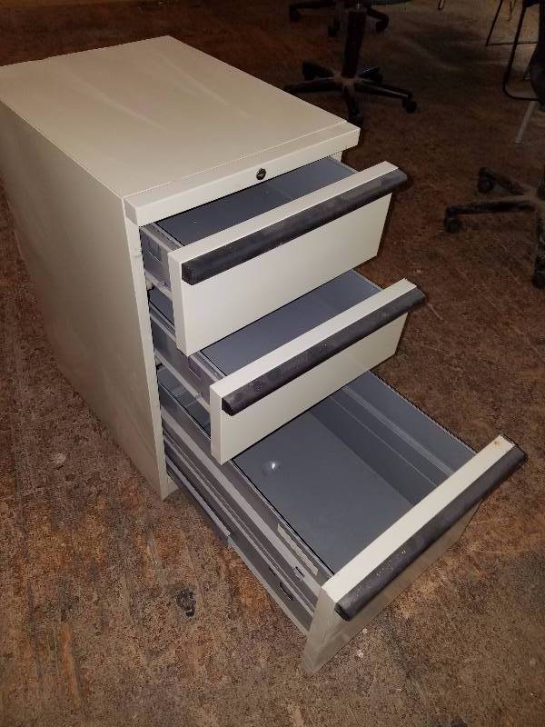 lot 124 image: 3 DRAWER DESK CABINET