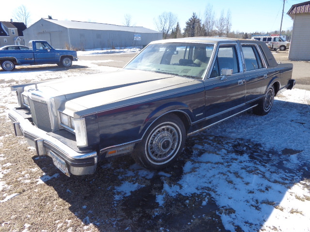 lot 5 image: 1981 Lincoln Town Car