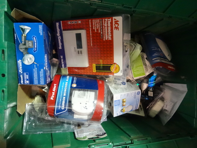 lot 100 image: NEW ENTIRE BIN Electrical Items, incl. Smoke Alarms, Lights, Programmable Thermostat and MUCH MORE. GREEN BIN NOT INCLUDED