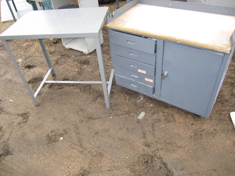lot 43 image: Metal shop table 2 x 3 foot and wor...