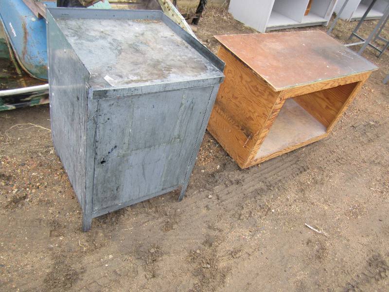 lot 48 image: Metal shop stand, 2 x 2 and wood t...