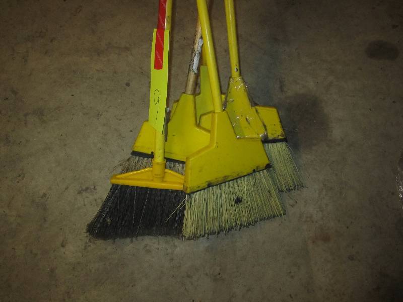 lot 9 image: Lot of brooms...