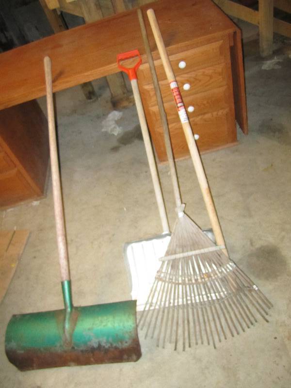 lot 13 image: Rakes, shove handle...