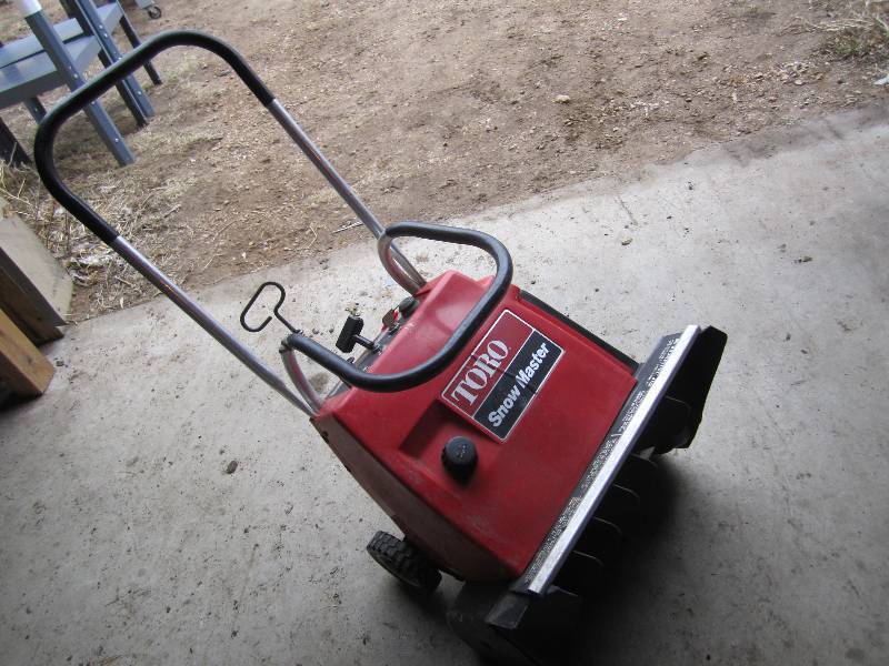 lot 17 image: Toro snow master snowblower...