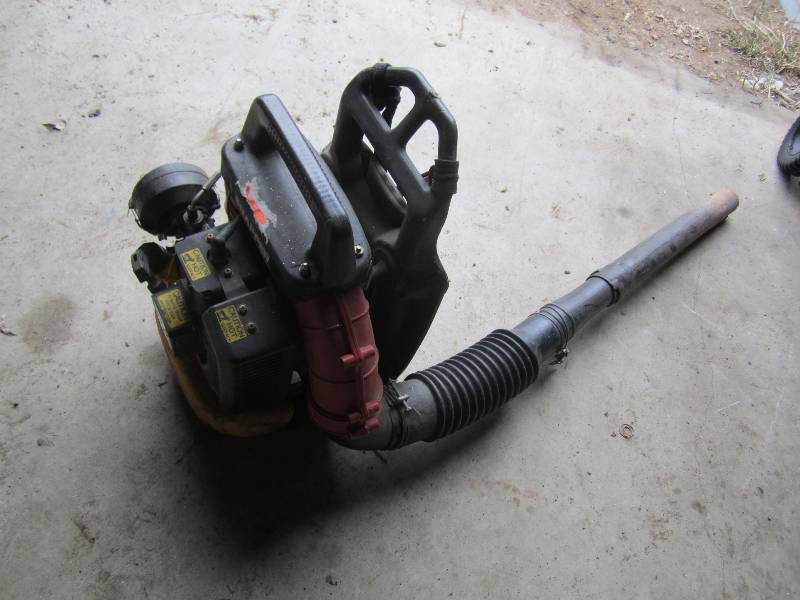lot 20 image: Snapper Back pack leaf blower...
