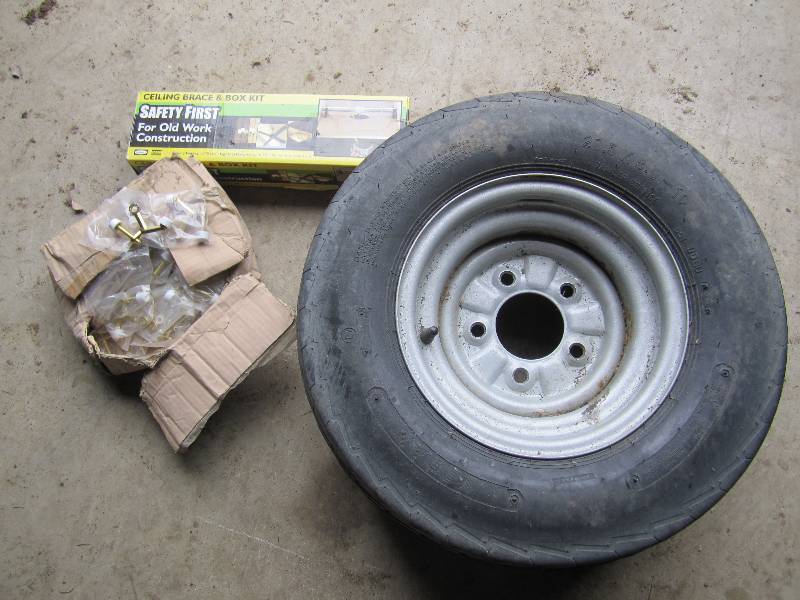 lot 22 image: Trailer tire with good tread, box o...