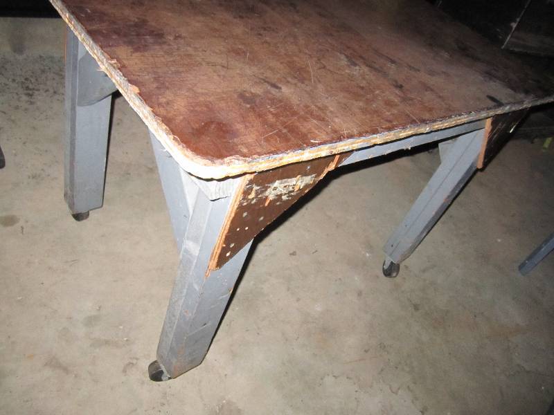 lot 63 image: Table on wheels, 48 x 30...
