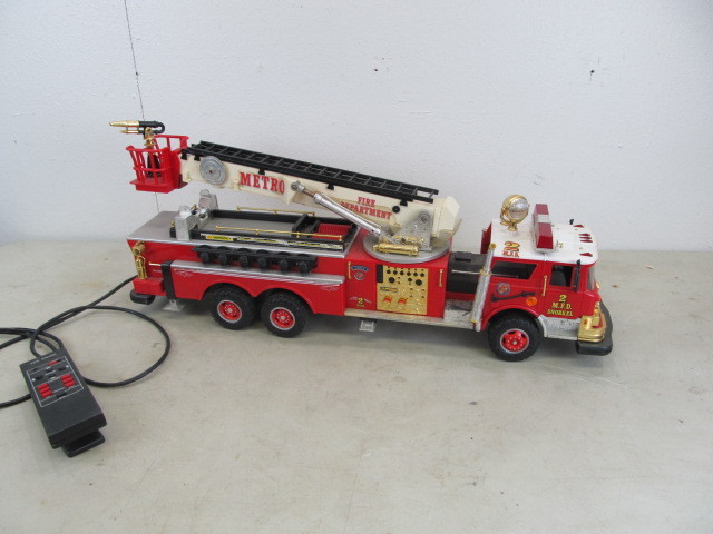 lot 2 image: Vintage 1980s New Bright Fire Truck