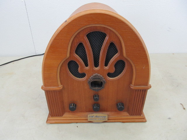 lot 14 image: PHILCO Vintage Style Special Edition Radio