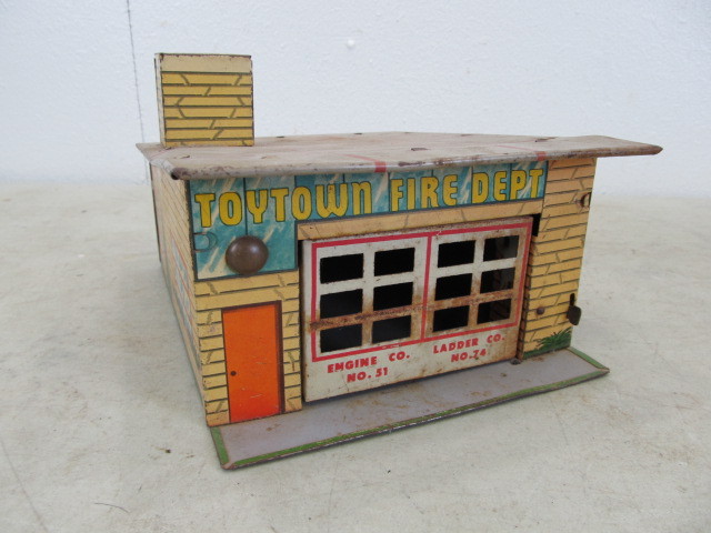 lot 25 image: Wyandotte Tin ToyTown Fire Station