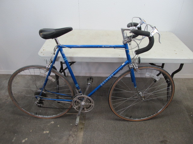 lot 36 image: Vintage SCHWINN LE Tour Mens Bicycle
