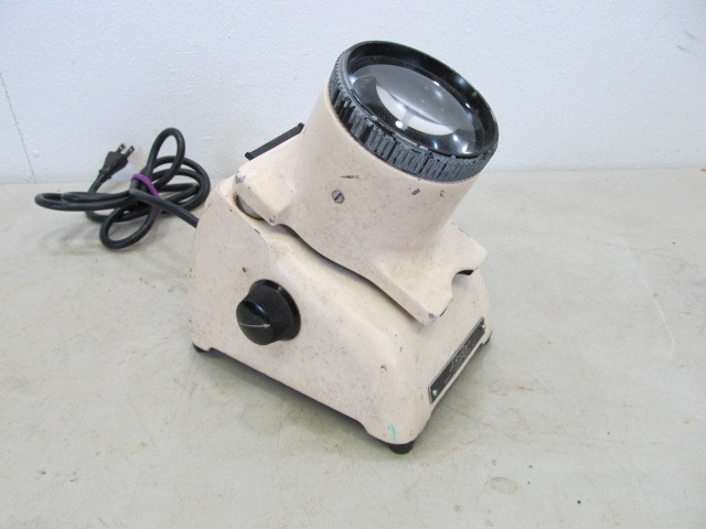 lot 39 image: Vintage LeitzLeica Model B Desk Viewer