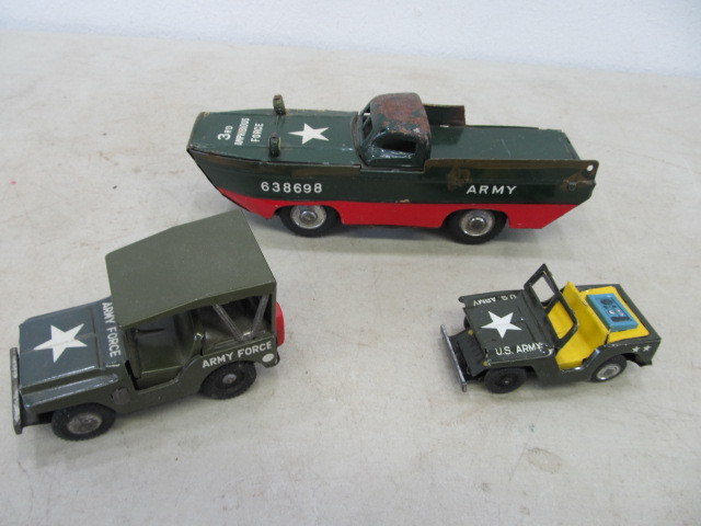 lot 46 image: 3 Vintage US Army Tin Toys