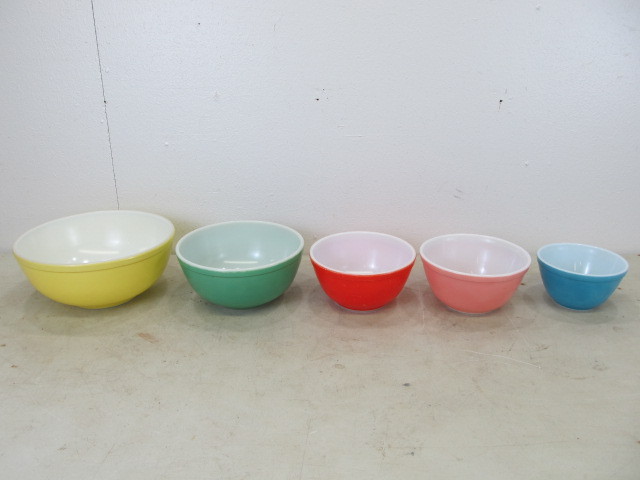 lot 47 image: Group of PYREX Multi Colored Bowls