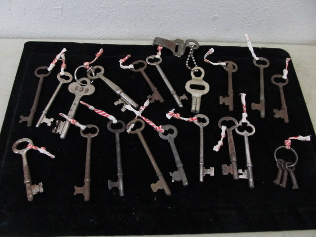 lot 51 image: Lot of Antique Skeleton Keys