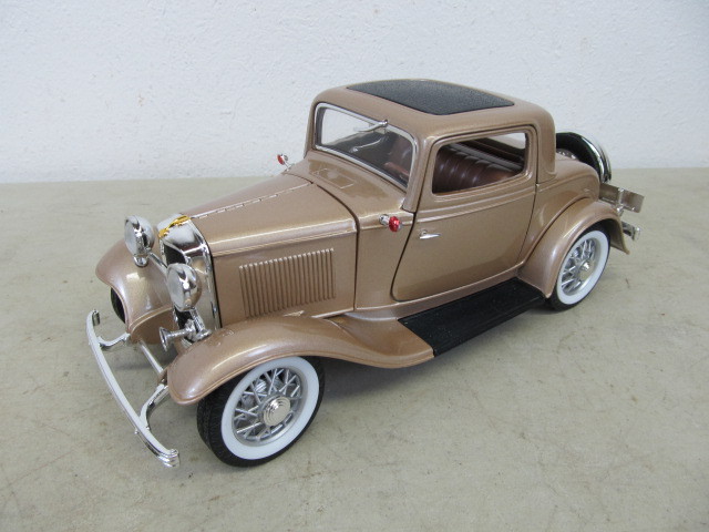lot 55 image: Diecast Road Signature 1932 Ford Coupe