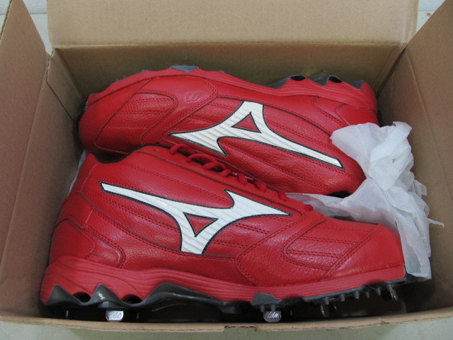 lot 69 image: NEW Mizuno Size 15 Metal Cleats