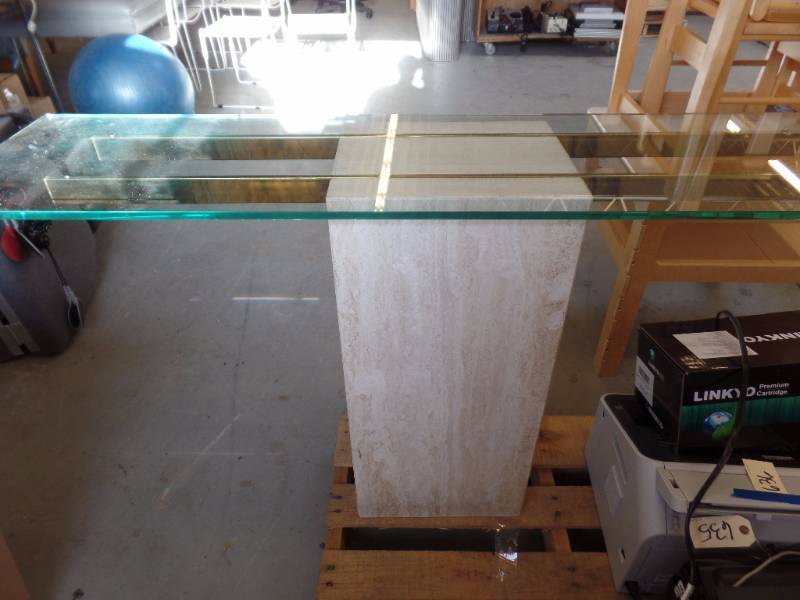 RECEPTION ACCENT TABLE
