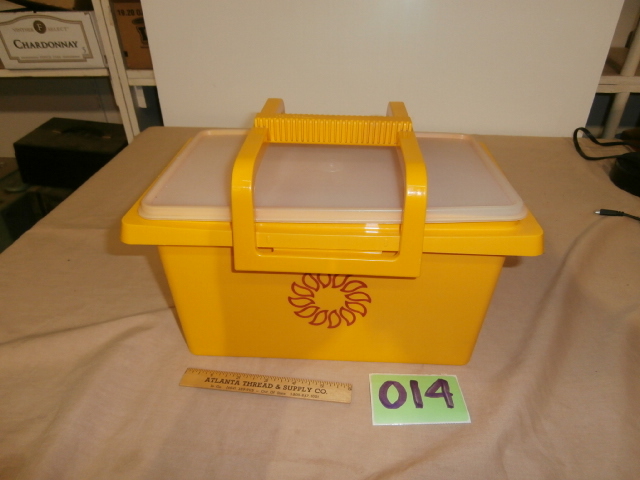 lot 14 image: Vintage Tupperware Picnic Set
