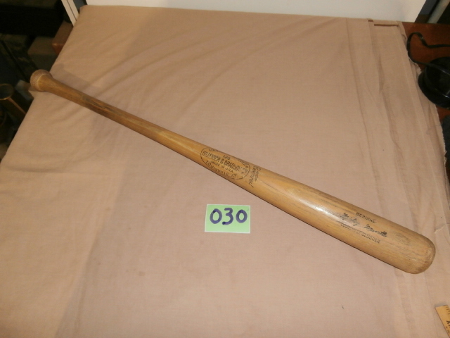 lot 30 image: Vintage MICKEY MANTLE Louisville Slugger Baseball Bat