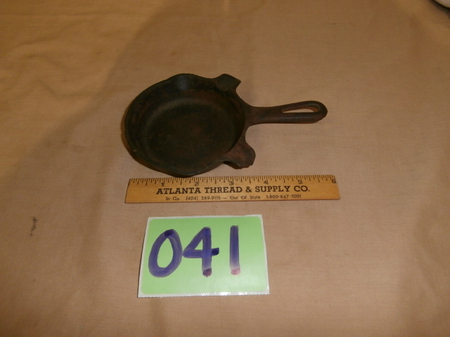 lot 41 image: Vintage GRISWOLD Ash Tray
