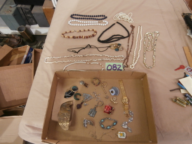 lot 82 image: Lot of Costume Jewelry