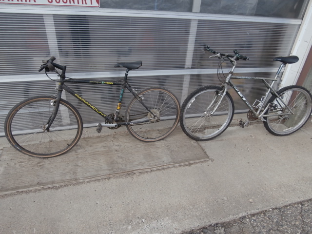 lot 153 image: Pair of Mens Bicycles