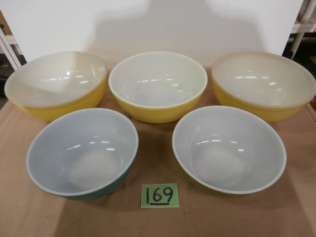 lot 169 image: Five PYREX Kitchen Mixing Bowls