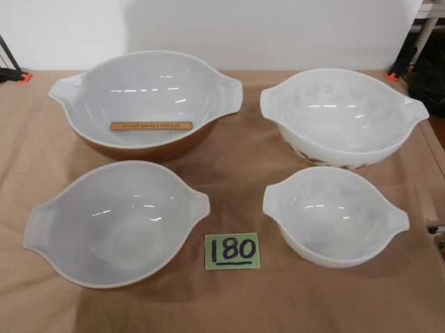 lot 180 image: Beautiful Set of PYREX Kitchen Mixing Bowls