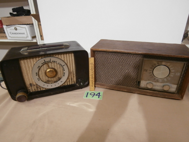 lot 194 image: Pair of Vintage ZENITH Tube Radios
