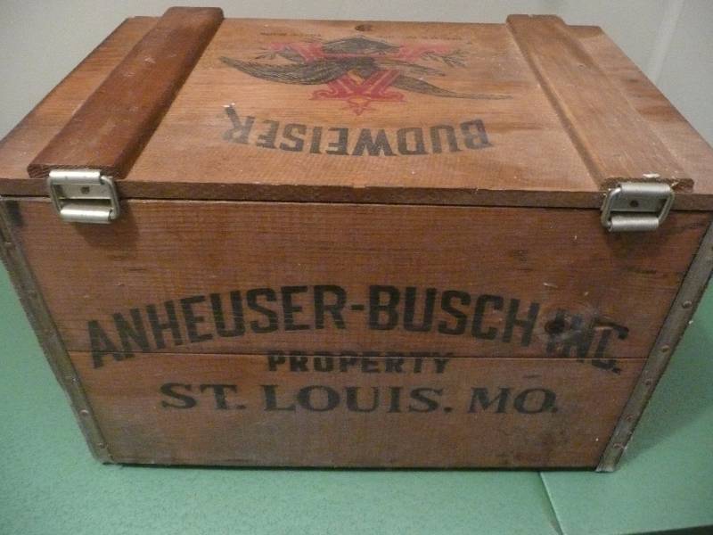 lot 8 image: Nice Budweiser Beer Crate
