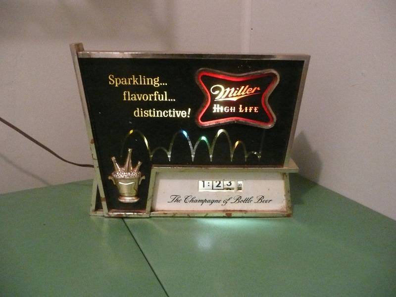 lot 19 image: Vintage Miller Bouncing Ball Motion WClock - Both Clock & Motion Working