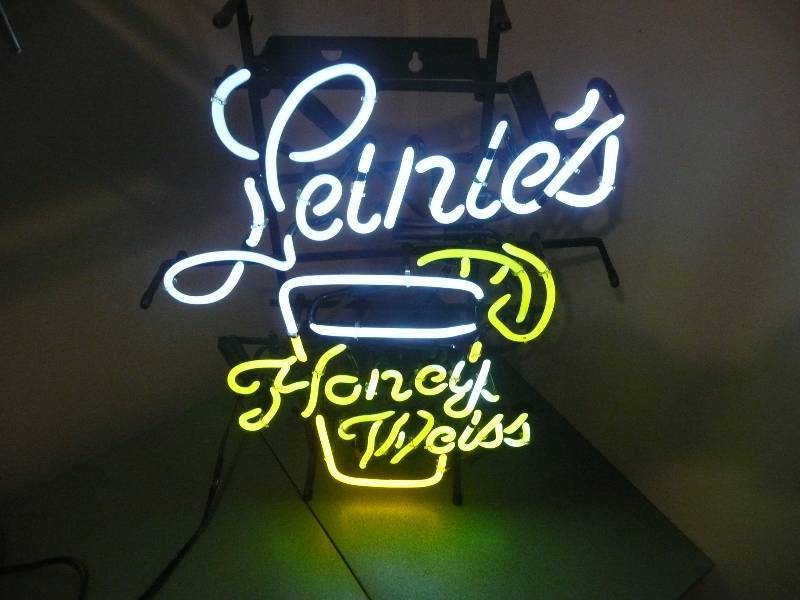 lot 23 image: Leinies Honey Weiss Neon - Nice Working Neon - Approx 18 by 25
