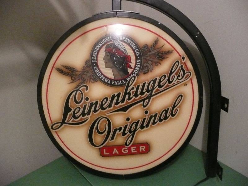 lot 28 image: Very Nice Leinenkugel Original Pub Light - Needs A New Starter