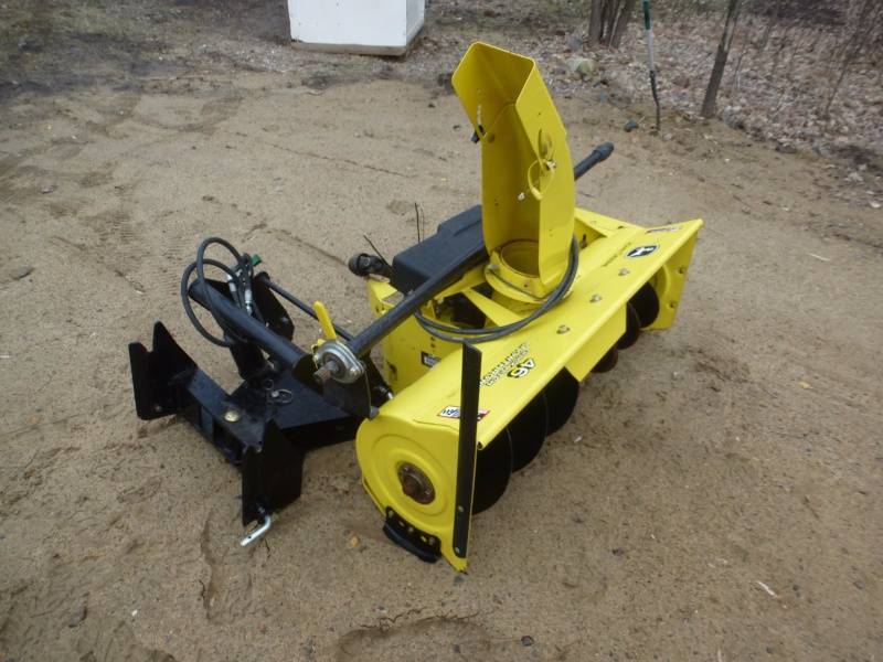 lot 8 image: John Deere Snow Blower