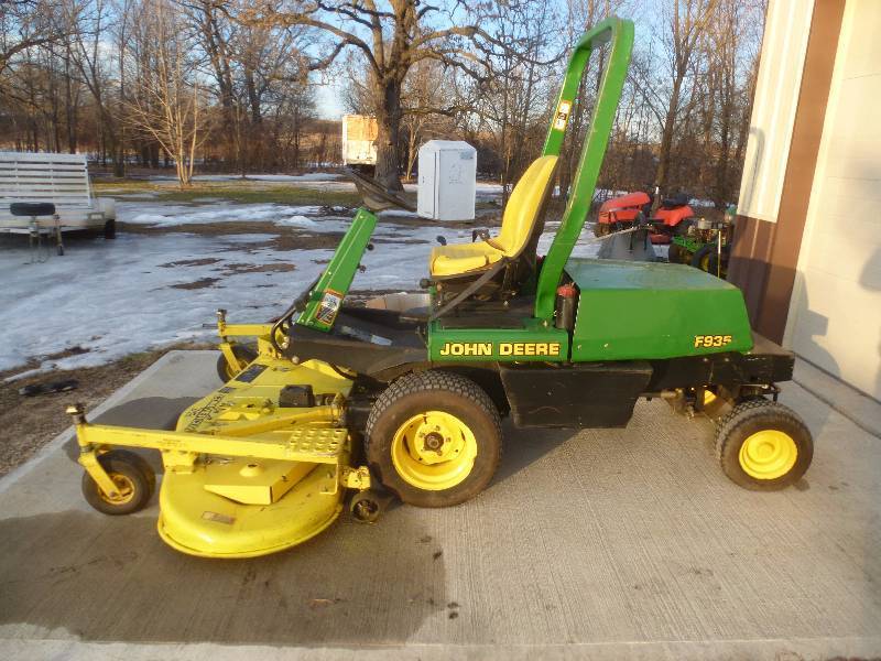 lot 7 image: John Deere F 935 Diesel Zero Turn