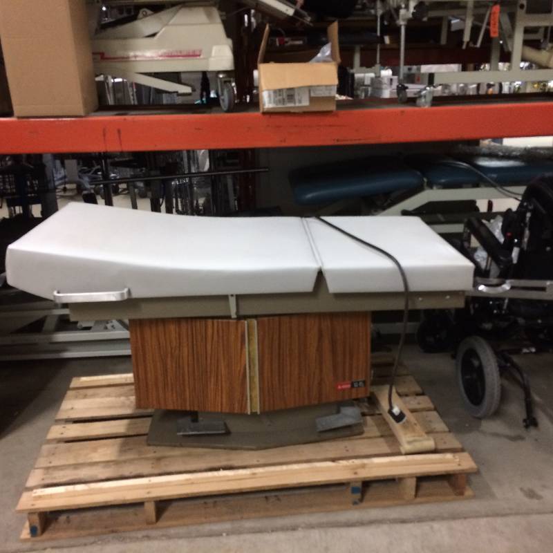 lot 79 image: WOW Retails Used $1200 RITTER MODEL XL45 UNIVERSAL ELECTRIC MOTORIZED MEDICAL OBGYN PROCEDURE EXAM TABLE HYDRAULIC UP & DOWN MANUAL ADJUST BACK & FOOT SECTION PLUS RETRACTABLE STIRRUPS - NICE CONDITION