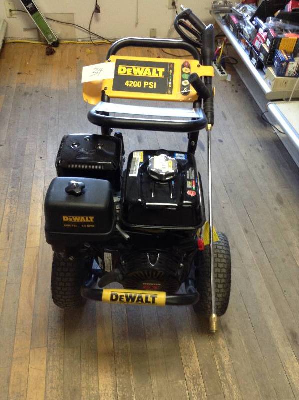 Dewalt Honda GX390 4,200 psi 4 GPM Gas Pressure Washer in like new condition model DXPW4240