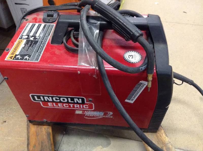 Lincoln Electric Weld Pak 125 HD Wire-Feed Welder used in working condition