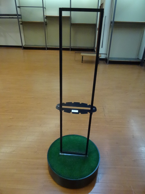 lot 21 image: Retail golf club stand on wheels.