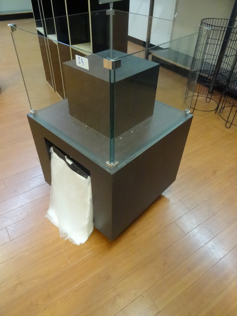 lot 23 image: Retail dump bin onwheels. Laminate construction. Glass top. 24 x 24 x 39