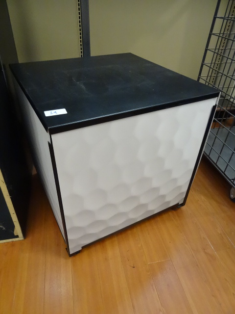 lot 29 image: Metal retail riser  stand on wheels. 24 x 24 x 24