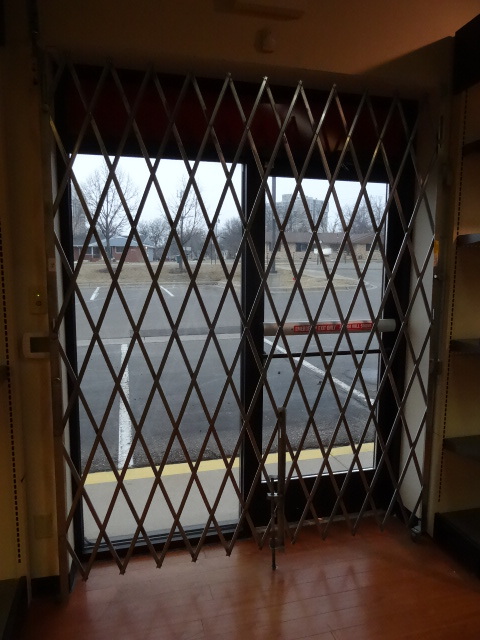 lot 42 image: Acordian security gate. 96 x 78. Bring tools
