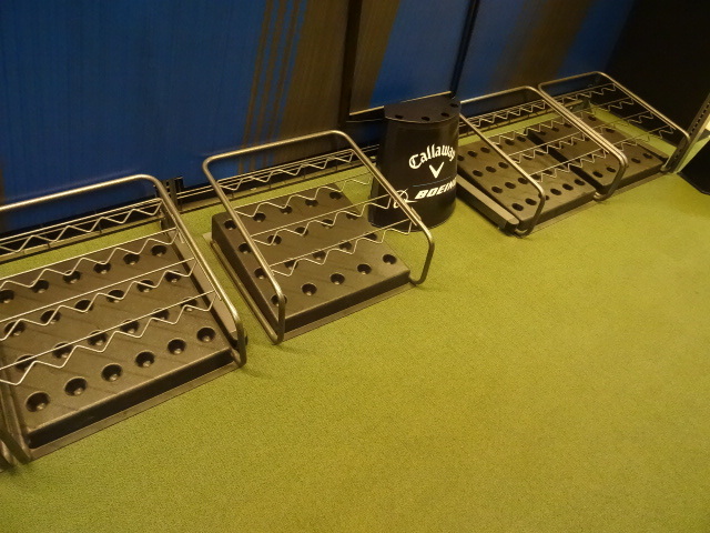 lot 71 image: 4 retail golf club racks