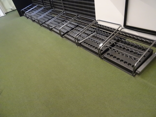 lot 72 image: 8 retail golf club racks