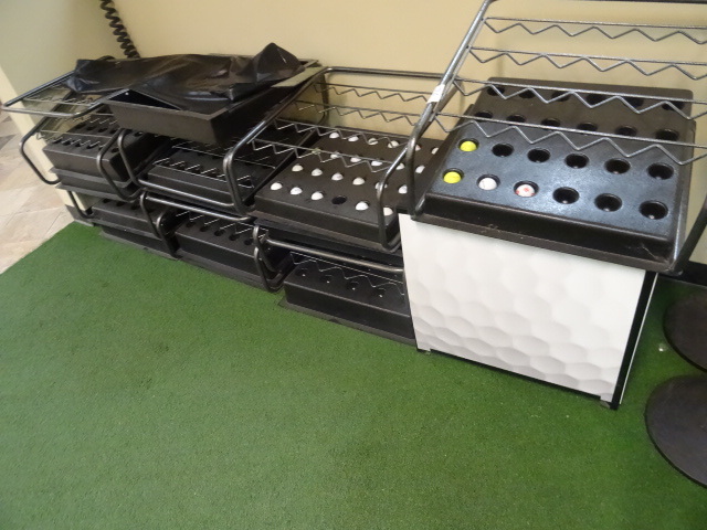 lot 76 image: 12 retail golf club racks