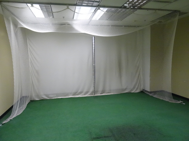 lot 82 image: Heavy duty net. Used for catching golf balls. Indoor range. 120 tall. 30 long including the sides