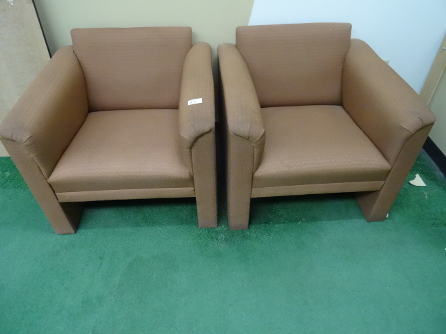 lot 84 image: 2 matching cushioned lounge chairs