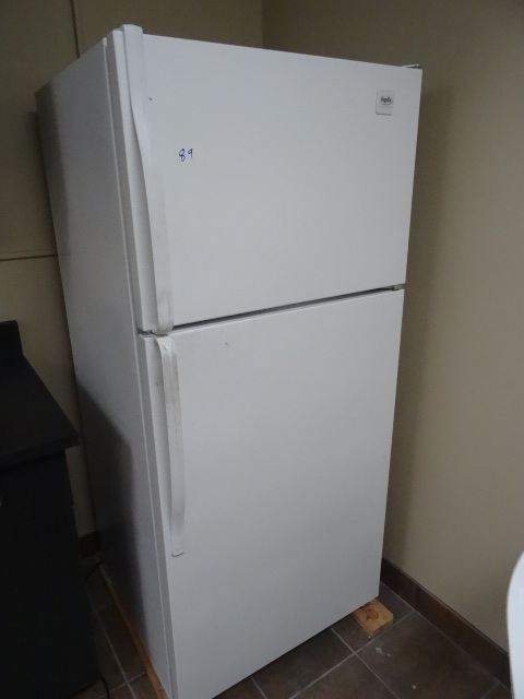 lot 89 image: Inglis by Whirlpool fridge freezer. Model IT14DKXSQ00. Works. Located inbasement
