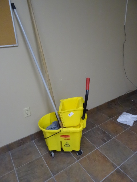 lot 91 image: Rubbermaid mop bucket with wringer and 2 mops.
